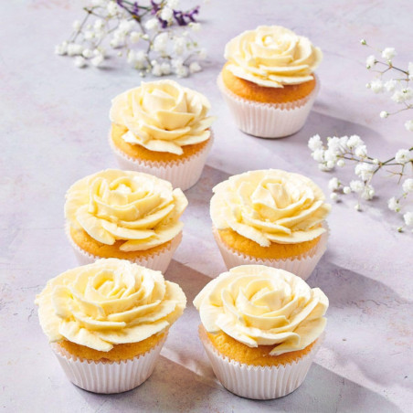 Pastelitos de crema de mantequilla, merengue suizo y crema de mantequilla