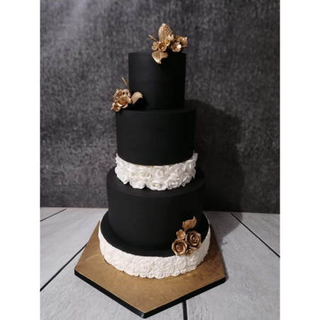 pastel-negro-hecho-de-pasta-de-azúcar