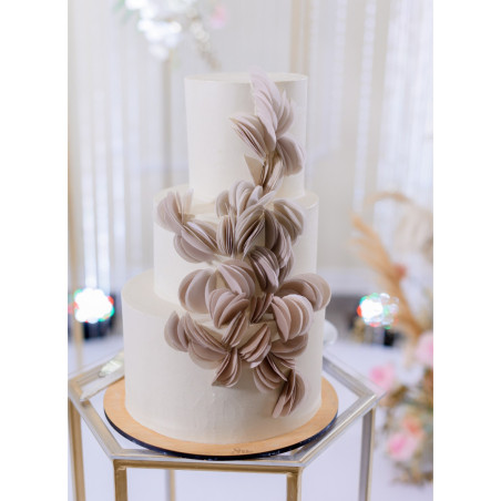 pastel-de-boda-con-decoración-waffer