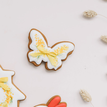 galleta de mariposa recortada con un cortador de galletas