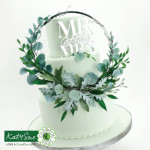 pastel de bodas decorado con follaje