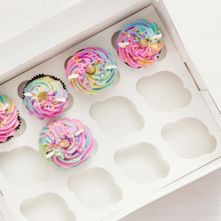 cupcake de unicornio en caja de cupcakes