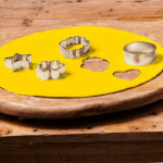 pasta de azúcar amarilla y cortadores de pasta