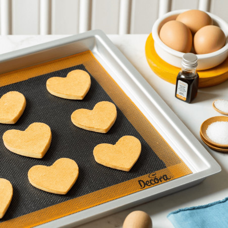 galleta de corazón sobre una estera de silicona