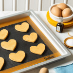galleta de corazón sobre una estera de silicona