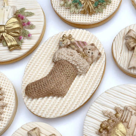 galleta decorada con molde para modelar calcetines navideños