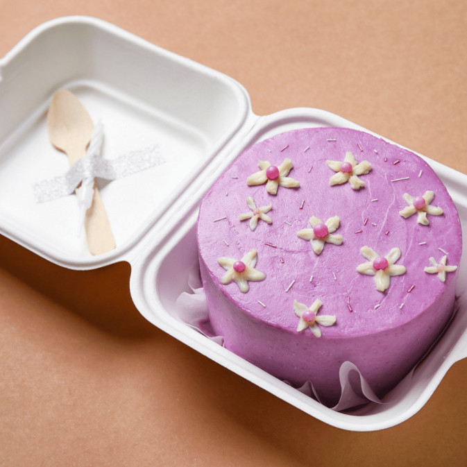 pastel bento morado en caja de pastel bento