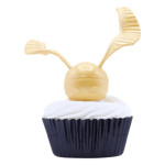 Snitch Dorada modelando un cupcake