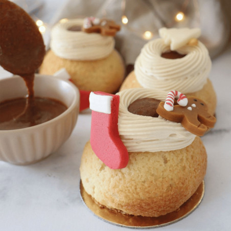 decoración de pasta de almendras sobre choux