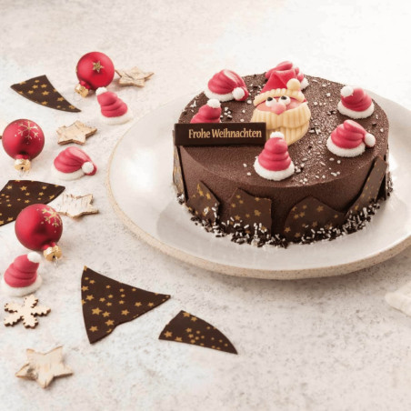 Pastel navideño decorado con sombreros de azúcar