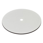 Bandeja redonda de madera con agujeros.
