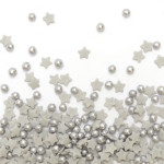 rocía estrellas y cuentas plateadas