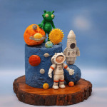 Diseño de pastel espacial y astronauta.