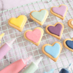 Galletas decoradas con boli de chocolate fucsia