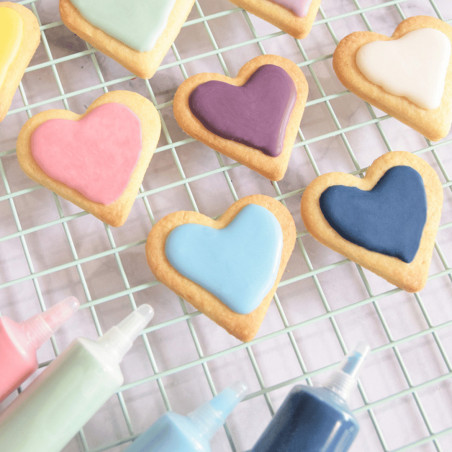 Galletas decoradas con bolígrafo de chocolate azul pastel