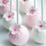 cake pops decorados en rosa y blanco