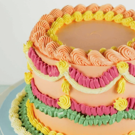 Pastel decorado con boquilla de hoja de acero inoxidable Wilton #68