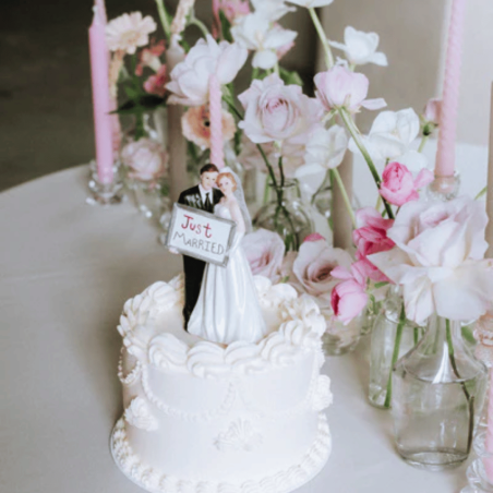 figura sobre pastel de bodas