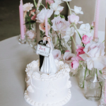 figura sobre pastel de bodas