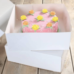 Diseño de pastel en caja de pastel blanca.