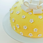 pastel con mazapán amarillo