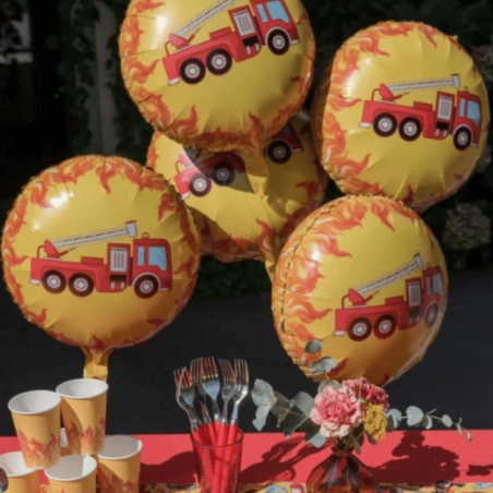 globos en la mesa de cumpleaños
