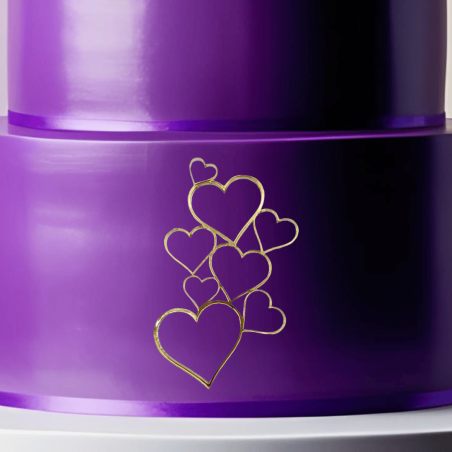 Adorno de corazón con espejo dorado sobre diseño de pastel morado