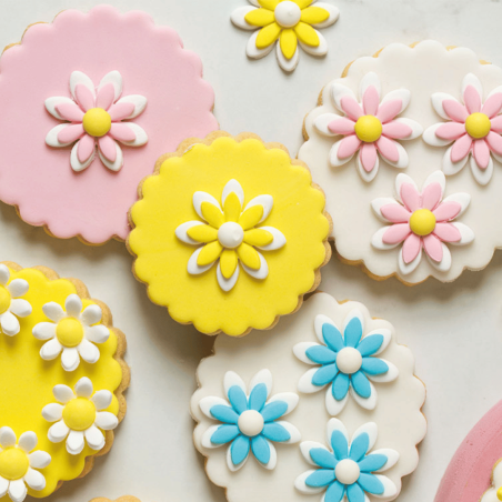 Margarita de azúcar blanca y rosa sobre galletas