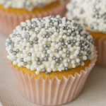 Mini bolitas de azúcar plateadas y blancas
