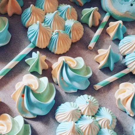 Diseño de pastel de merengues azules