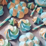 Diseño de pastel de merengues azules