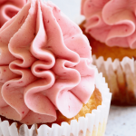 crema de mantequilla de fresa sobre cupcake