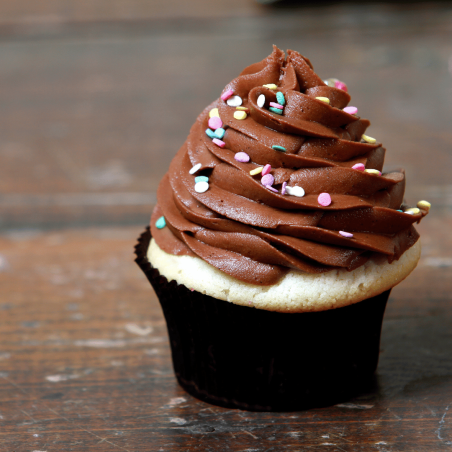 crema de mantequilla de chocolate sobre cupcake
