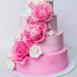 flores de pasta de azúcar sobre pastel rosa