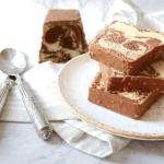 Pastel marmolado con glaseado de roca de leche (scrapcooking)