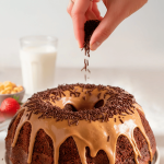 Pastel decorado con virutas de chocolate negro