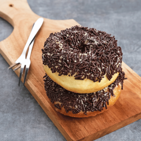 donuts cubiertos de virutas de chocolate negro