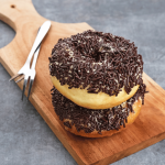 donuts cubiertos de virutas de chocolate negro