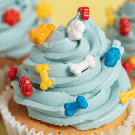 Decoración de cupcakes con chispas de azúcar huesos y patas de perro