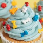 Decoración de cupcakes con chispas de azúcar huesos y patas de perro