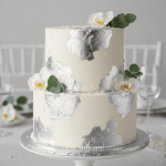 Pastel decorado con lámina de plata comestible