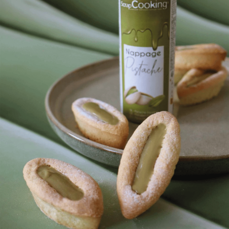 Galletas cubiertas con pistachos y restos de cocina