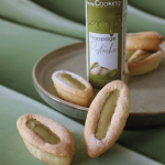 Galletas cubiertas con pistachos y restos de cocina
