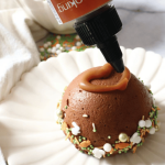 cobertura de pastel de caramelo con forma de corazón