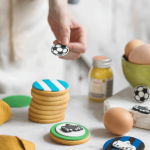 Decoraciones comestibles para tartas y galletas de fútbol.