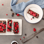 Molde rectangular de acero para tarta de chocolate y frutos rojos.