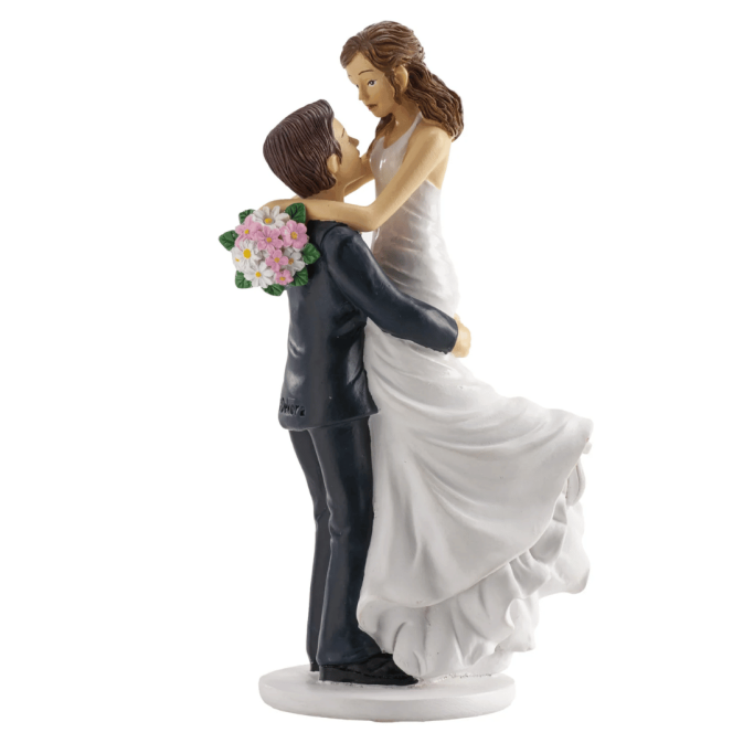 Figura de pastel de bodas de la novia y el novio en brazos