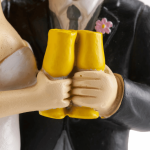 Copas de champán, figurita de los novios