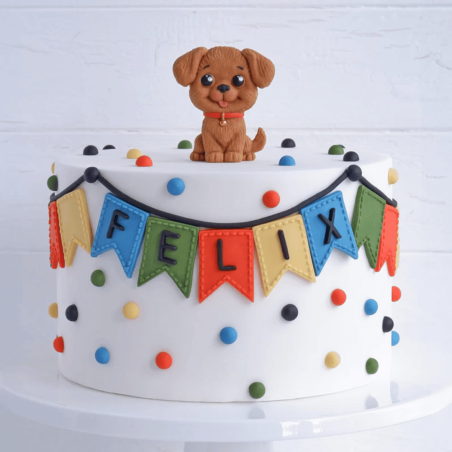 Pastel con forma de perro hecho con un molde para modelar perros de pasta de azúcar.