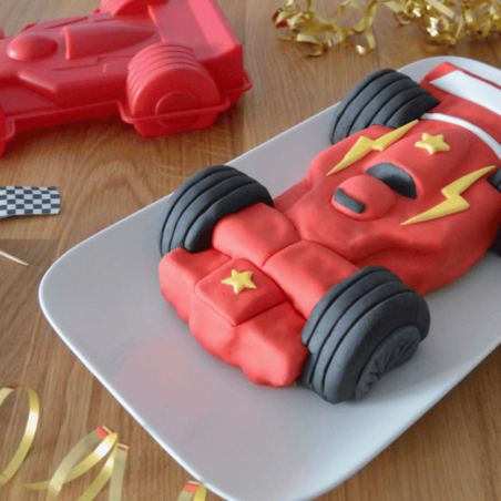 Idea para decorar un molde de pastel con forma de coche de carreras rojo